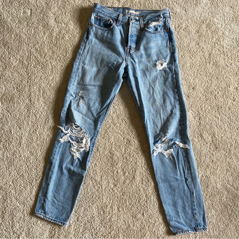 Levi’s wedgie distressed light wash jeans